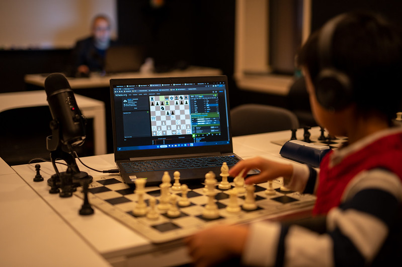 Play chess against a computer! Intermediate level chess program
