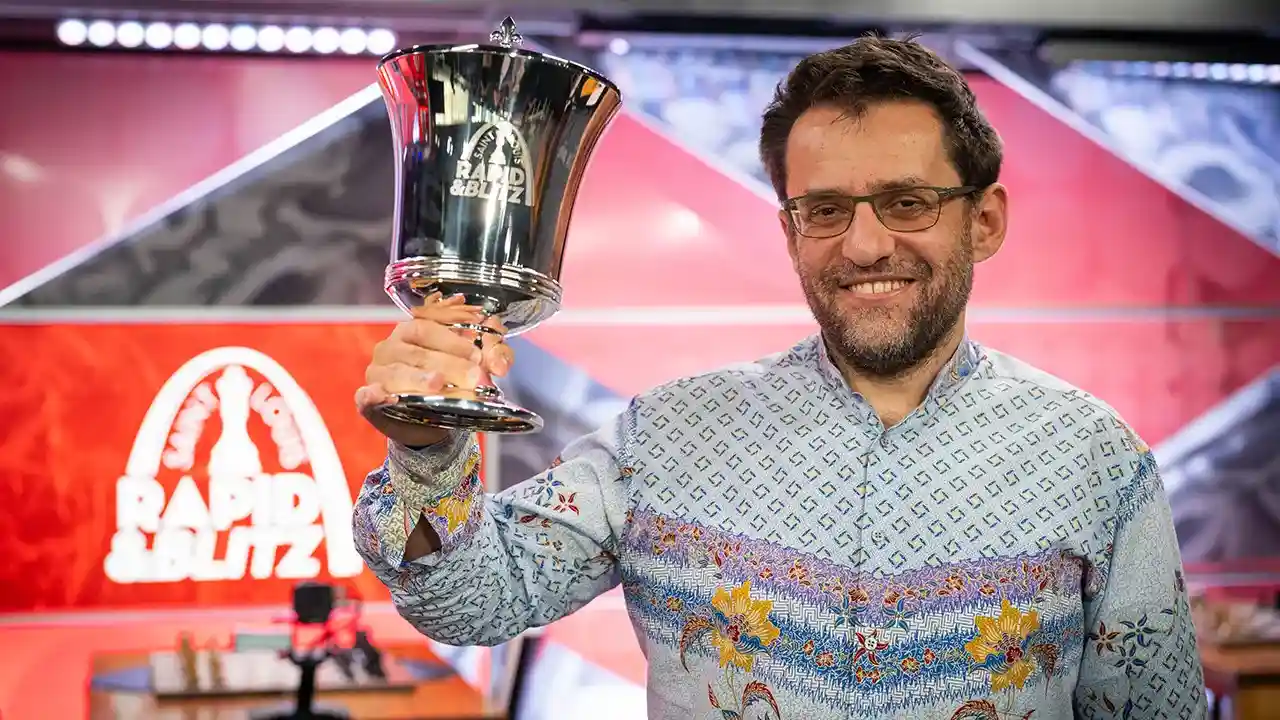 photo - 2025 GCT Saint Louis Rapid & Blitz- GM Levon Aronian holding 1st Place Trophy - LOR01090
