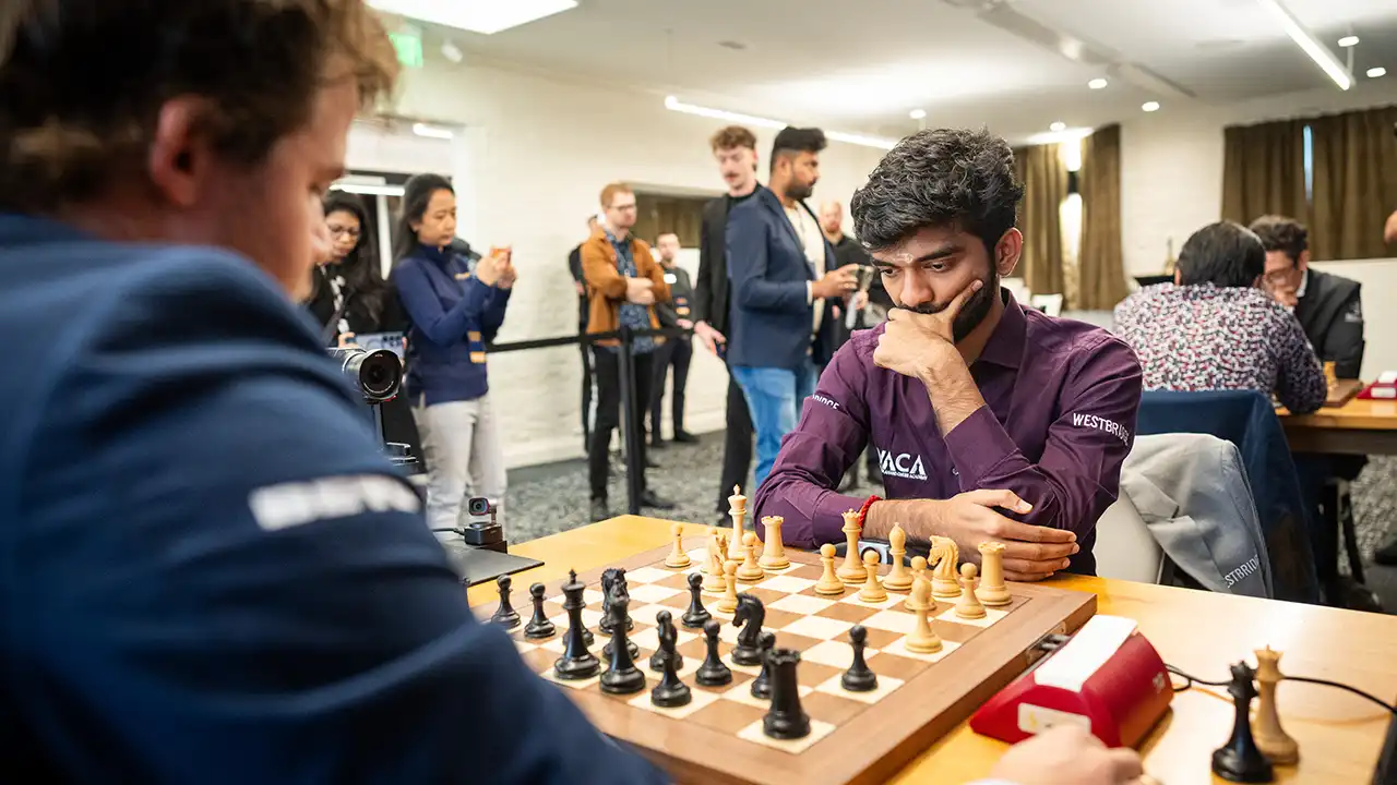 photo - 2025 Clutch Chess Champions Showdown - GM Magnus Carlsen Gukesh Nakamura Fabiano group photo - playing chess - LOU05005
