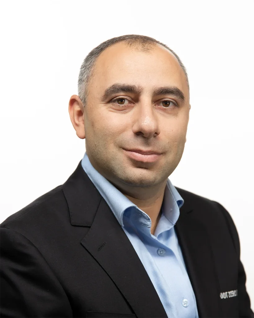 ST Louis Grandmaster in residence Var Akobian